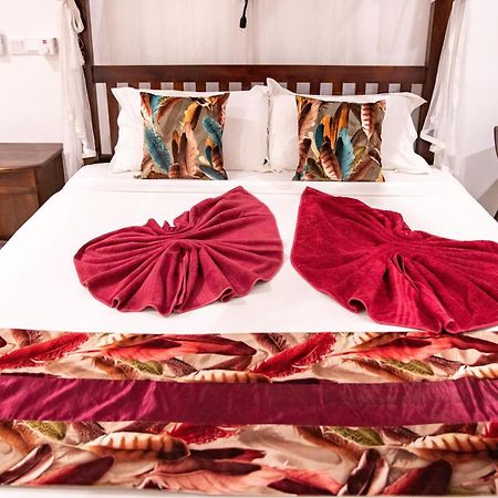 Hotel Marine At Negombo Beach Экстерьер фото