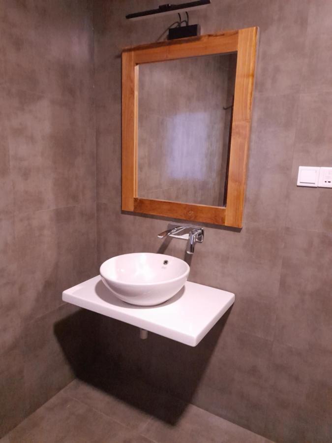Hotel Marine At Negombo Beach Экстерьер фото
