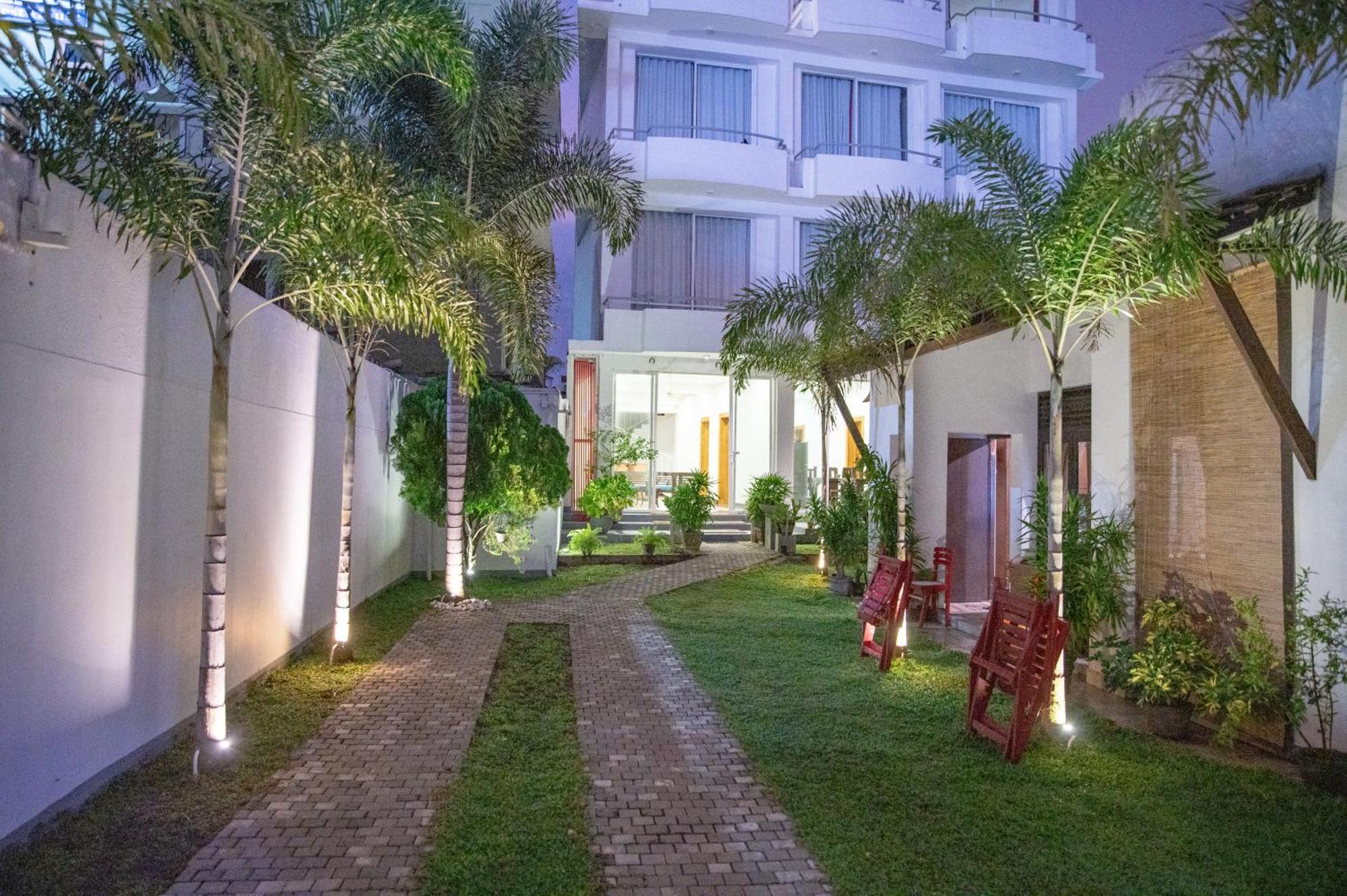 Hotel Marine At Negombo Beach Экстерьер фото