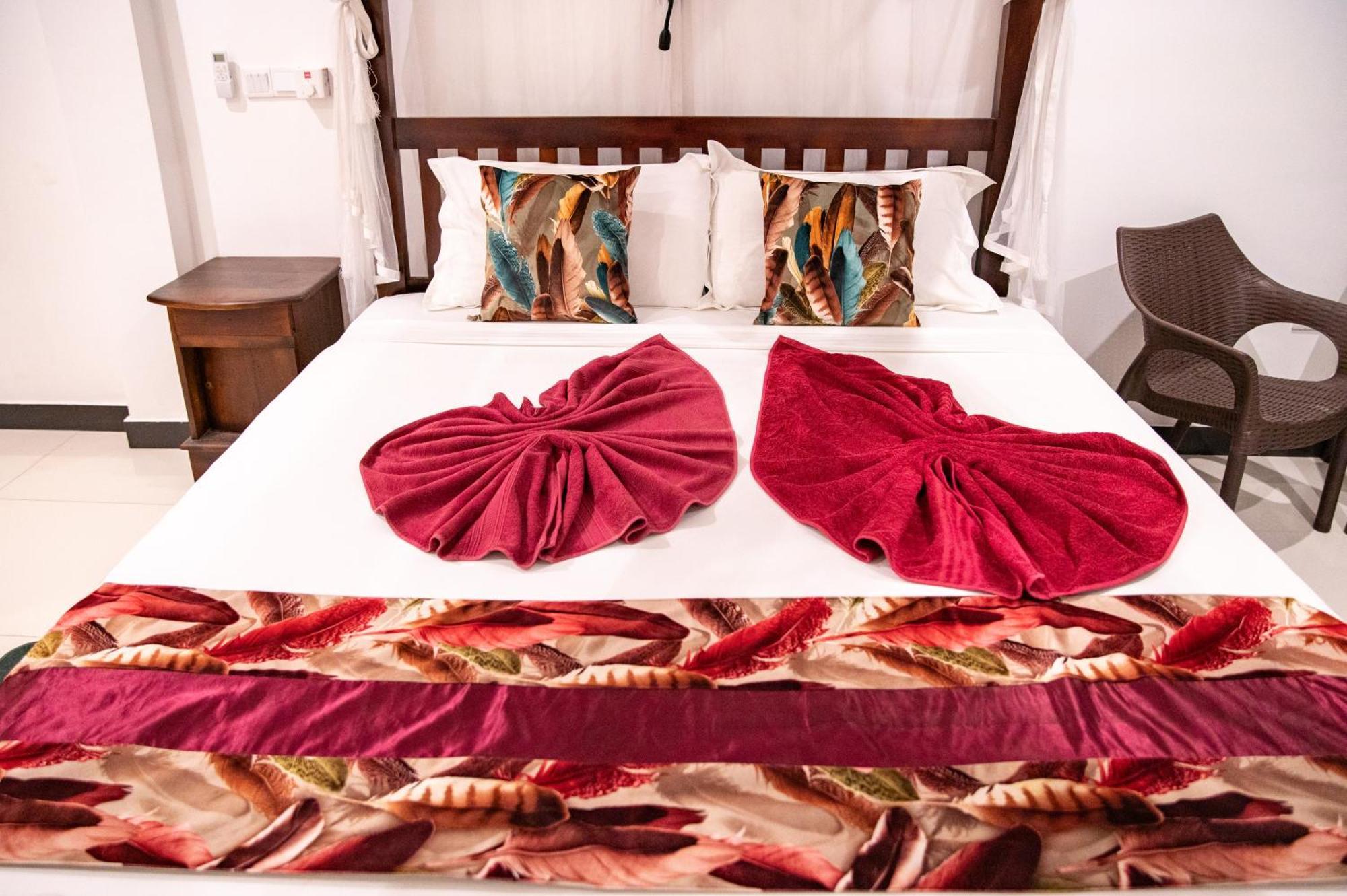 Hotel Marine At Negombo Beach Экстерьер фото