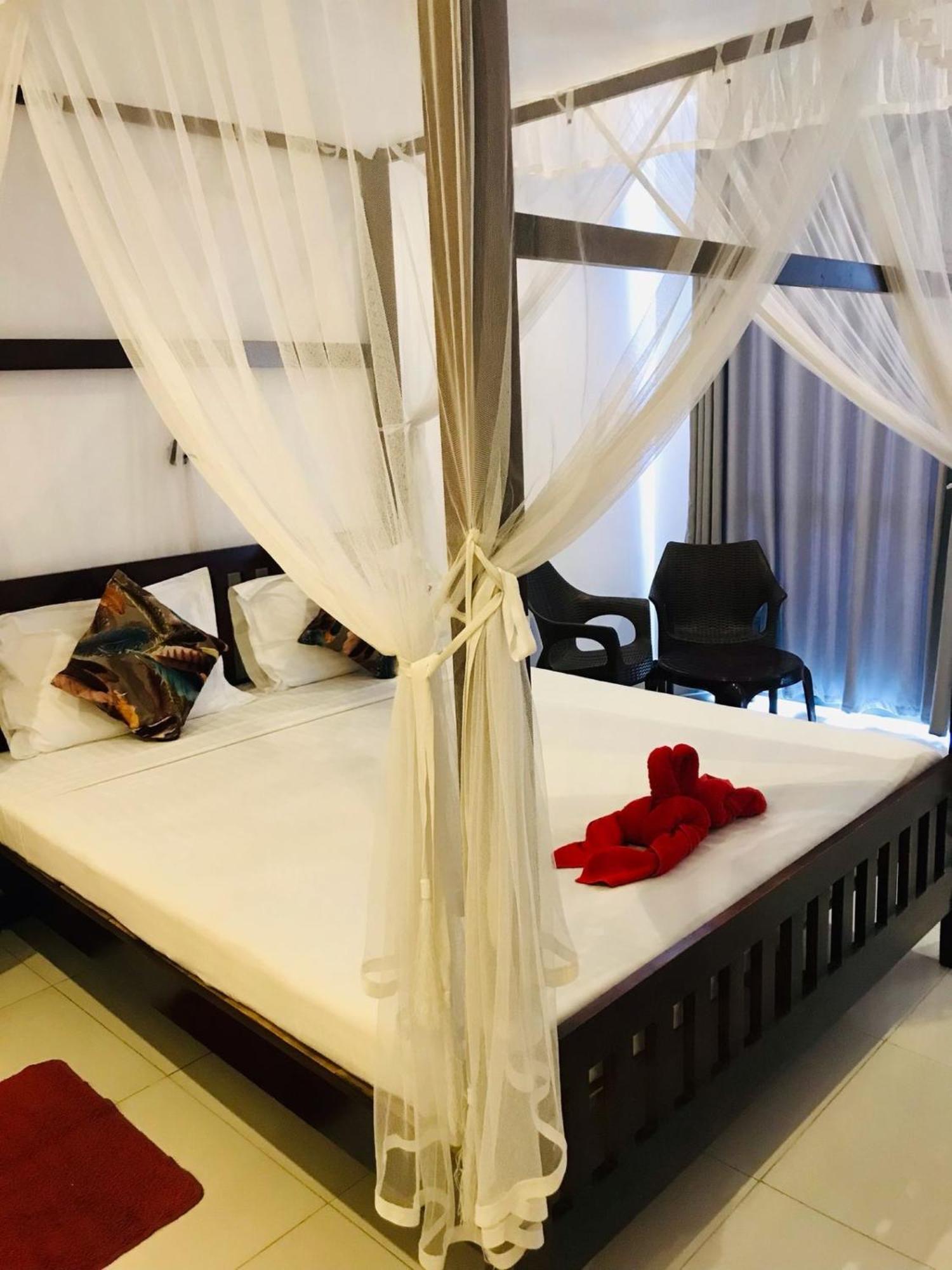 Hotel Marine At Negombo Beach Экстерьер фото