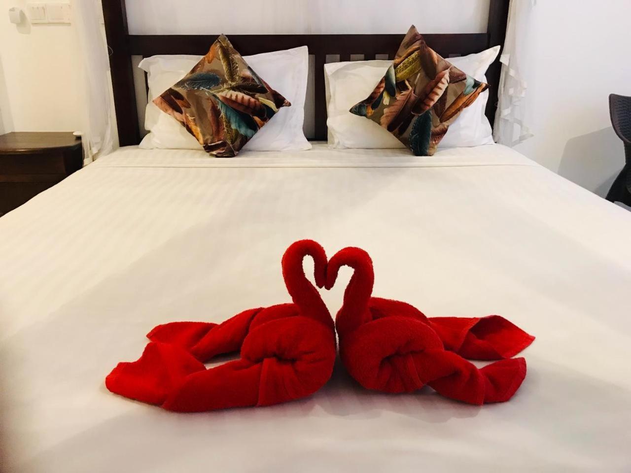 Hotel Marine At Negombo Beach Экстерьер фото