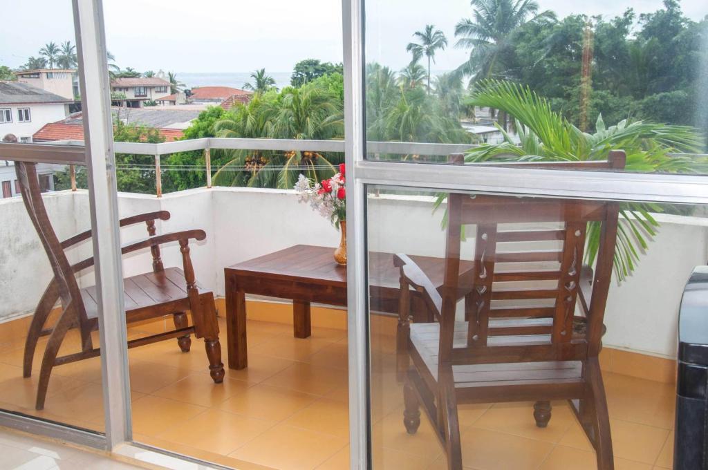 Hotel Marine At Negombo Beach Экстерьер фото