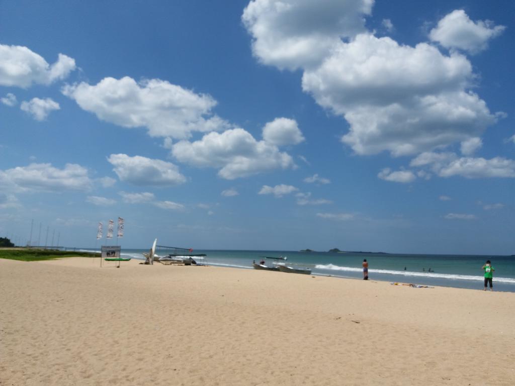 Hotel Marine At Negombo Beach Экстерьер фото