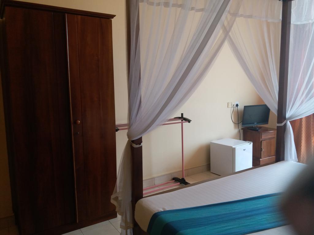 Hotel Marine At Negombo Beach Экстерьер фото
