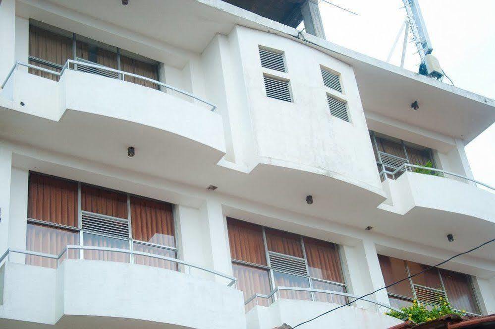 Hotel Marine At Negombo Beach Экстерьер фото